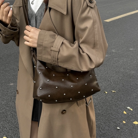 Vintage Hobo Umhängetasche Aus Weichem PU Leder Mit Silbernen Nieten Unterarm Tasche Für Damen Retro Stil