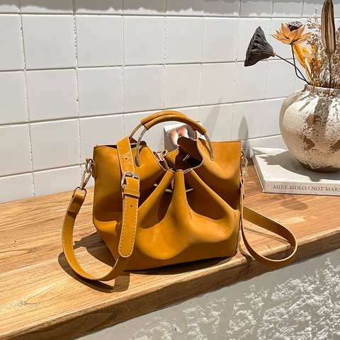 Damen Französischer Chic Plissiert Cloud Bucket Bag PU Leder Umhängetasche Handtasche Mit Metallringgriff Verstellbarer Gurt