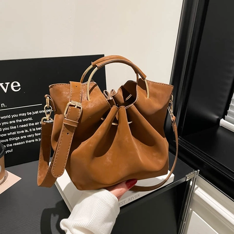 Damen Französischer Chic Plissiert Cloud Bucket Bag PU Leder Umhängetasche Handtasche Mit Metallringgriff Verstellbarer Gurt