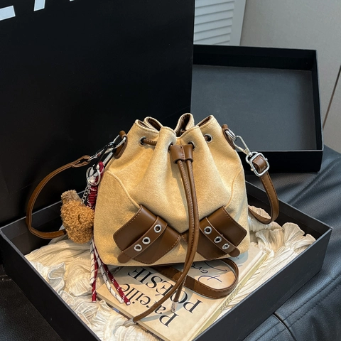 Borsa A Secchiello In Camoscio Da Donna Borsa A Tracolla Retro Con Coulisse E Pendente Orsetto Occhielli Metallici