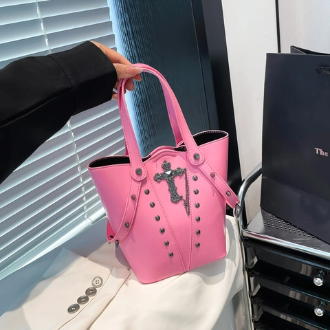 Borsa A Secchiello Da Donna Pelle PU Punk Gothic Ciondolo Croce Rivetti Catena Borsa A Mano Grande Capacità Tracolla