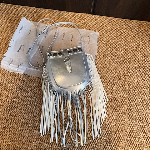 Retro Fransen Umhängetasche PU Leder Lange Quasten Metallnieten Boho Satteltasche Handybeutel Verstellbarer Riemen Damen