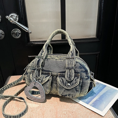 Borsa a Spalla Vintage in Denim Lavato per Donna Streetwear Y2K Handbag Con Tasche Multiple e Ciondolo a Cuore Borsa a Tracolla