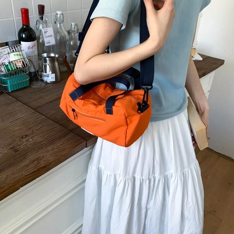 Women Large Capacity Nylon Crossbody Barrel Bag Casual Lightweight Duffle Tote Bag For Travel Gym Commute Sports Fitness Bag