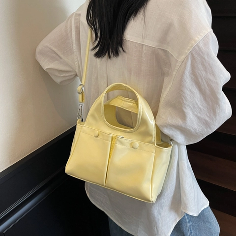 Borsa A Tracolla Donna Pelle PU Lucida Borsa A Mano Con Due Tasche Frontali Commuter Design Di Nicchia Stile Tote Minimalista