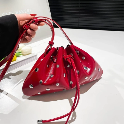 Sac Seau Riveté Femmes PU Cuir Cordon Coulissant Sac Nuage Plissé Réglable Épaule Bandoulière Mode Main