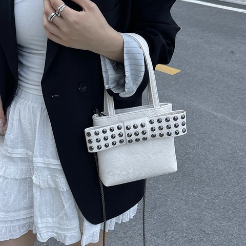Punk Nieten Umhängetasche Litchi Textur PU Leder Schleife Kleine Quadratische Schultertasche Mit Kette Für Damen