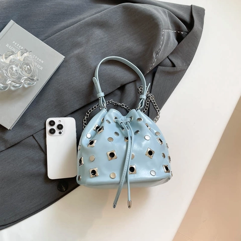 Bolso Bombonera Con Cordón Estilo Punk Remaches Cuero PU Ojales Metálicos Bolso Bandolera Con Cadena Para Mujer