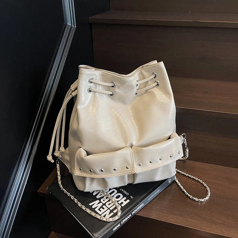 Sac Seau Femmes Grande Capacité Cuir PU Décor Rivets Chaîne Sac À Épaule Bandoulière Cordon Coulissant Décontracté