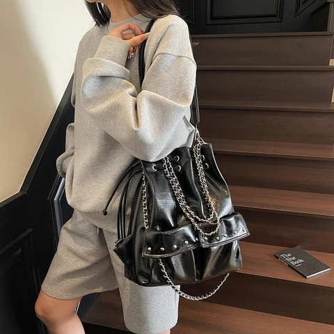 Sac Seau Femmes Grande Capacité Cuir PU Décor Rivets Chaîne Sac À Épaule Bandoulière Cordon Coulissant Décontracté