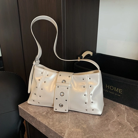 Damen Unterarmtasche Glänzend PU Leder Nieten Ösen Punk Street Style Baguette Schultertasche Für Den Alltag