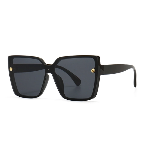 Oversized Square Sunglasses PC Frame UV400 Protection Vintage Fashion Eyewear For Women With Metal Clover Decor