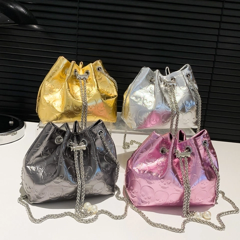 Bolso Cubo Metálico Relieve Calavera Cuero PU Cadena Perla Artificial Cordón Punk Noche Bolso Bandolera Para Mujeres