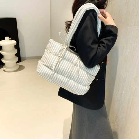 Gestreifte Gesteppte Tragetasche Damen Nylon Handtasche Mit Schleife Große Kapazität Schultertasche Pendler Beuteltasche