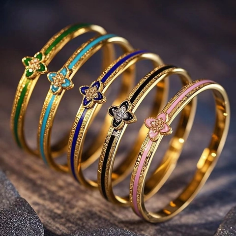 Bracciale rigido in acciaio inossidabile con trifoglio smaltato strass e motivo a meandro greco gioielli da donna