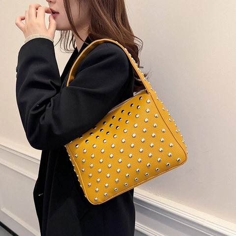 Damen Nieten Umhängetasche PU Leder Silberne Niete Achsel Handtasche Punk Vintage Große Kapazität Motorrad Stil Y2K