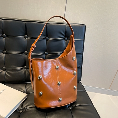 Borsa A Secchiello Spalla Pelle PU Borchie Argentate Grande Capacità Stile Moto Retrò Borsa Hobo Sottobraccio Donne