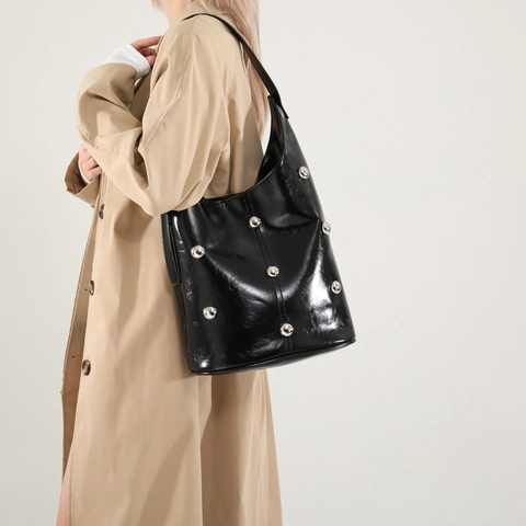 Borsa A Secchiello Spalla Pelle PU Borchie Argentate Grande Capacità Stile Moto Retrò Borsa Hobo Sottobraccio Donne