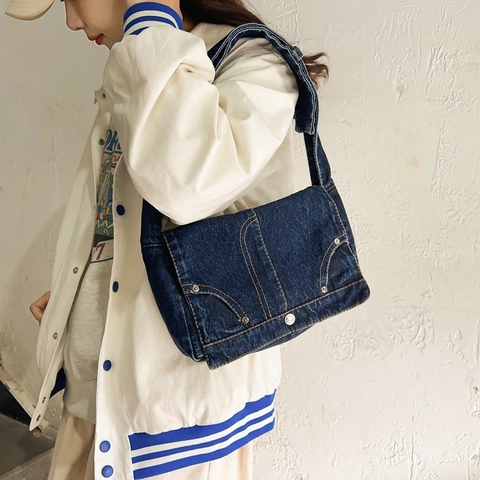Women Vintage Washed Denim Tote Bag Y2K Retro Shoulder Baguette Bag With Contrast Stitching Rivets Wide Strap