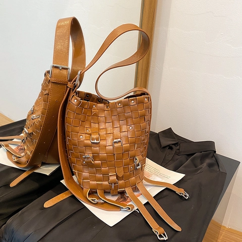 Sac Seau En Cuir PU Tressé Avec Boucle Métallique Rivets Et Franges Sac Bandoulière Style Punk Pour Femmes