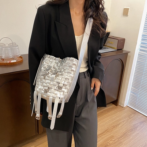 Sac Seau En Cuir PU Tressé Avec Boucle Métallique Rivets Et Franges Sac Bandoulière Style Punk Pour Femmes