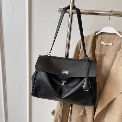 Minimalist Large Capacity PU Leather Handbag Women Shoulder Tote Bag With Silver Turn Lock For Daily Commuter