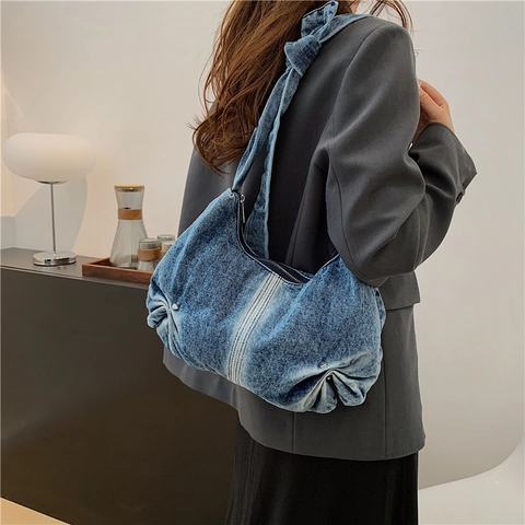 Vintage Gewassen Denim Hobo Schoudertas Grote Capaciteit Geplooide Onderarm Crossbody Tas Met Knoopriem En Klinknagels