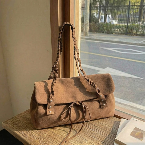 Minimalistische Suède Schoudertas Grote Capaciteit Gevlochten Riem Klinknagels Decor Strik Woon-Werkverkeer Tote Voor Vrouwen Vintage Stijl