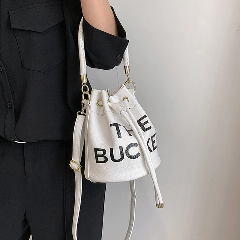 Fashion Damen Beuteltasche Lychee Muster PU Leder Kordelzug Goldene Hardware Bedruckt Urban Chic Handtasche