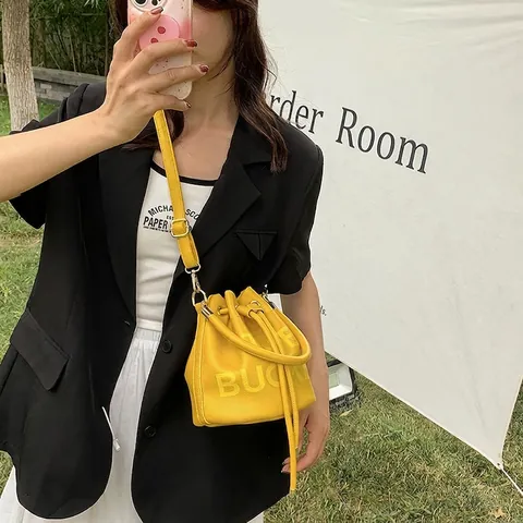 Fashion Damen Beuteltasche Lychee Muster PU Leder Kordelzug Goldene Hardware Bedruckt Urban Chic Handtasche