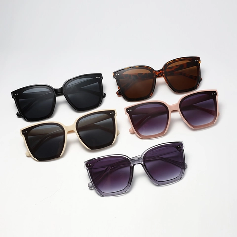 Women Vintage Square Frame Sunglasses UV400 Protection Cat Eye Oversized Resin PC Fashion Rivet Decor