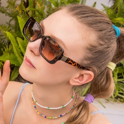 Rectangle Sunglasses For Women Retro Square Frame UV400 Protection Quilted Pattern Temples Fashion Eyewear