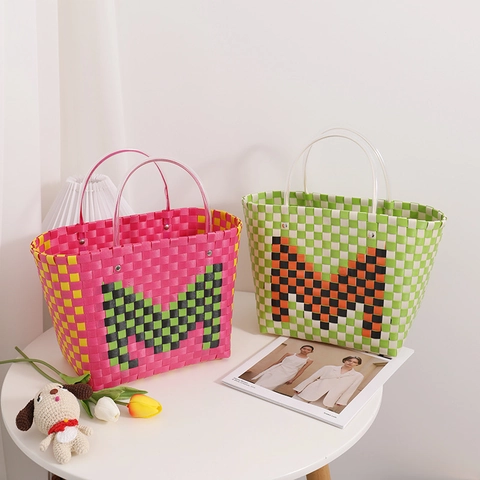 Bolso De Mano Tejido De Plástico PVC Damero Bolso Cesta Con Asa Transparente Color Contraste Letra M Verano