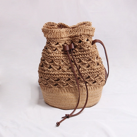 Borsa a Secchiello in Paglia Intrecciata con Fiori Traforati da Donna Fatta a Mano Bohemian Spiaggia Borsa a Tracolla Con Chiusura a Coulisse in Pelle Sintetica