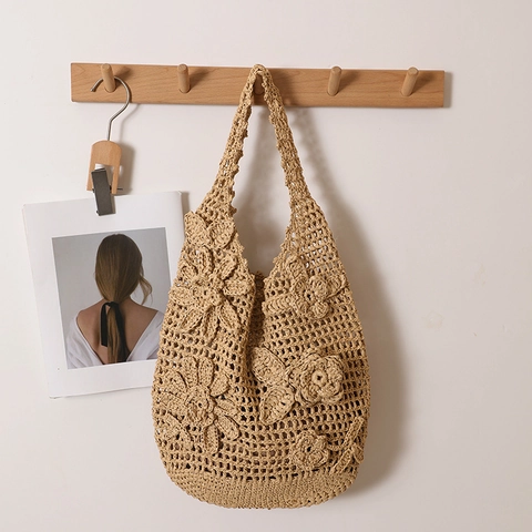 Große Handgewebte PP Stroh Strandtasche Für Damen Mit 3D-Blumendekoration Böhmische Sommerurlaub Aushöhlen Schultertasche