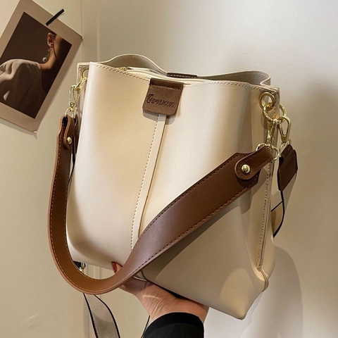 Borsa A Secchiello Da Donna In Pelle PU Grande Capacità Borsa A Tracolla Urbana Semplice Con Tracolla Larga A Contrasto Hardware Dorato