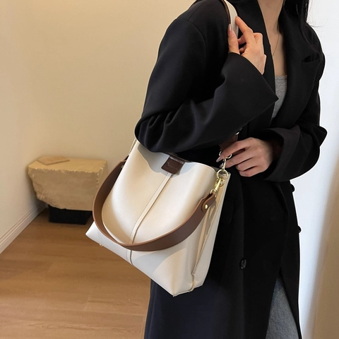 Borsa A Secchiello Da Donna In Pelle PU Grande Capacità Borsa A Tracolla Urbana Semplice Con Tracolla Larga A Contrasto Hardware Dorato