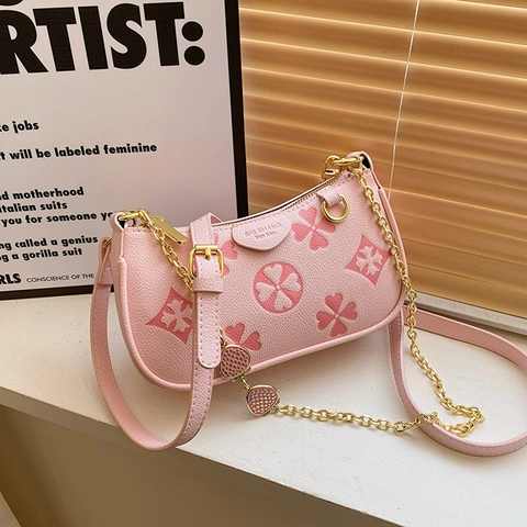 Damen Umhängetasche PU Leder Geprägt Vierblättriges Kleeblatt Blumenmuster Unterarm Schultertasche Goldkette Erdbeere Anhänger