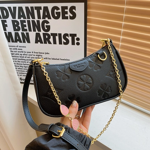 Damen Umhängetasche PU Leder Geprägt Vierblättriges Kleeblatt Blumenmuster Unterarm Schultertasche Goldkette Erdbeere Anhänger