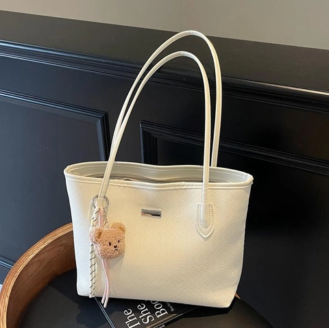 Große Einkaufstasche PU Leder Gewebte Textur Lässige Pendler Schulterhandtasche Mit Abnehmbarem Bärenanhänger Für Damen