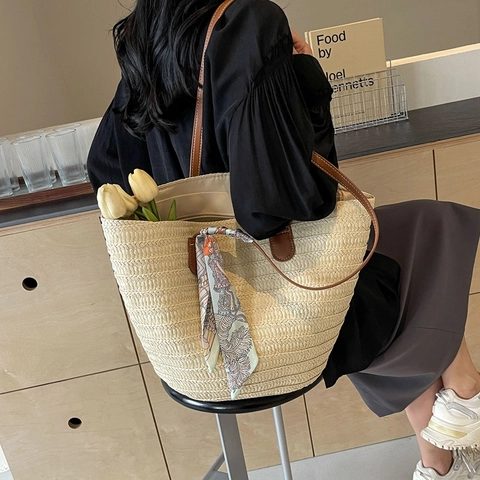 Grand Sac Fourre-Tout En Paille Tissée Avec Poignées En Cuir PU Vacances À La Plage Style Français Sac À Main Avec Foulard Décoratif