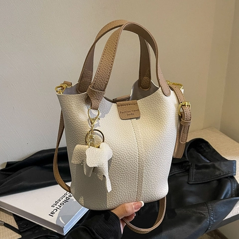 Borsa A Secchiello Alla Moda Pelle PU Grana Litchi Contrasto Colore Ciondolo Elefante Borsa A Mano Tracolla Casual Donne