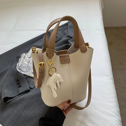 Borsa A Secchiello Alla Moda Pelle PU Grana Litchi Contrasto Colore Ciondolo Elefante Borsa A Mano Tracolla Casual Donne