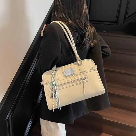 Sac À Épaule Femme Grande Capacité Cuir PU Rétro Fourretout Avec Poche Zippée Avant Et Pendentif Ours