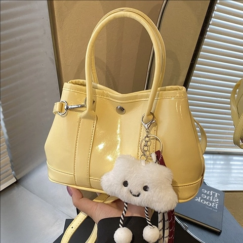 Borsa A Mano Da Donna In Pelle PU Lucida Borsa A Tracolla Con Ciondolo A Nuvola Di Peluche Moda Versatile