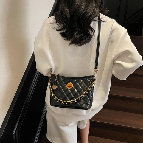 Damen Umhängetasche Eimer Tasche Gestepptes PU Leder Metallkette Dekor Vintage Schulter Unterarm Handtasche Mit Drehverschluss Und Rundem Anhänger