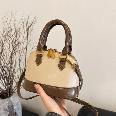Dames Vintage Schelp Handtas Glanzend PU Leer Crossbody Tas Met Verstelbare Riem Gouden Hardware Hart Sleutel Hanger