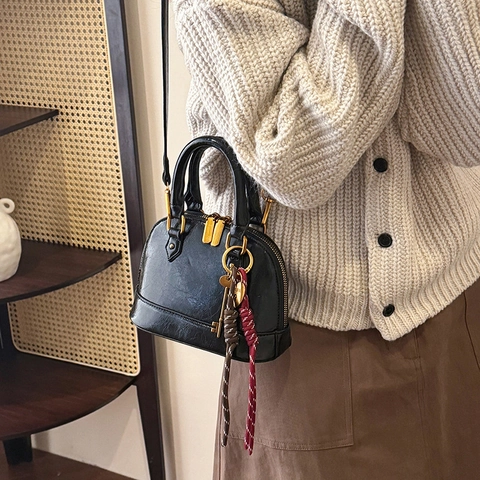 Dames Vintage Schelp Handtas Glanzend PU Leer Crossbody Tas Met Verstelbare Riem Gouden Hardware Hart Sleutel Hanger