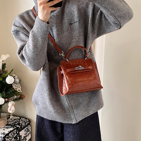 Women Crocodile Pattern Handbag PU Leather Vintage Shoulder Bag With Metal Twist Lock And Adjustable Strap