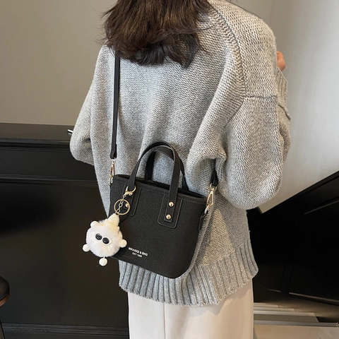 Damen Retro Eimer Tasche PU Leder Handtasche Schulter Umhängetasche Mit Pelzigem Monster Anhänger Einfach Lässig Tote
